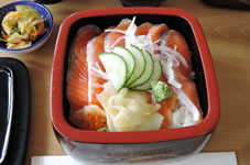 昼食は、テカポ湖畔の日本料理店「サーモン丼」