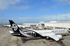 オークランド空港10：30発「直行便」⇒関西国際空港17：25着。ニュージーランド航空。