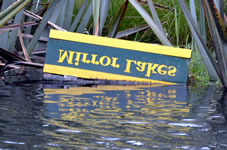 湖面に映る文字が読めるように、逆さに文字を書いた看板があります。