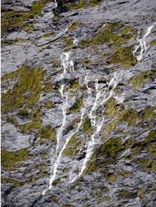 雨降り続くと、岩肌を流れる数多い滝。