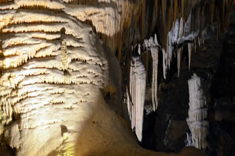 鍾乳洞の鍾乳石の成長速度は100年でわずか1�pと言われています。