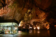 洞窟内ツアー終了地点、売店と帰りのトロッコ発着場。