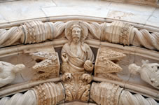 聖ヤコブ大聖堂入口上の彫刻。