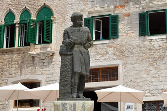 聖ヤコブ大聖堂の彫刻を手掛けたユライ・ダルマティナツ像。