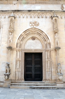 北側の広場に面した入り口は「楽園の入り口」または「ライオンの扉」といわれていて、両脇の２頭のライオンの像がアダムとイブを支えています。