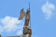 聖ヤコブ大聖堂の屋根の上の彫刻。