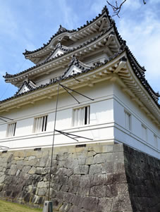 現在の地に初めて天守が建造されたのは慶長6年（1601）藤堂高虎 築城のときとされています。