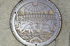 宇和島市マンホール（闘牛の町宇和島の闘牛シーンが闘牛士と観客共にリアルにデザインされている。） 