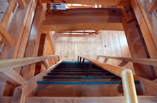 一階の階段廻りには吹き抜けが設けられ、各階へ上る角度の急な階段も復元。