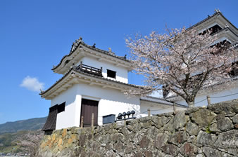 高欄櫓（大洲城の中で唯一2階に縁と高欄のある櫓で、城内が一望のもとに眺められます。）