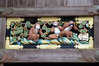 三猿の彫刻「見ざる・言わざる・聞かざる」が有名です。（昔から猿が馬を守るとされているところから、長押上には猿の彫刻が8面あり、人間の一生が風刺されています。）