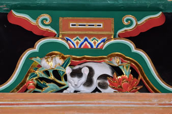 最も有名な国宝「眠り猫」は、彫刻師である左甚五郎が造ったものと伝わる。