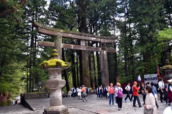 日光東照宮入口に建つ石鳥居は日本最大。