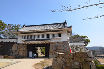 岡山城の不明門（あかずのもん）は明治時代に廃城令によって取り壊されましたが、1966年（昭和41年）に天守とともに再建されました。