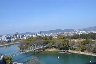 「岡山城」から「後楽園」に向かうには、旭川に架かる鉄橋を渡ります。