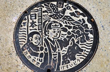 岡山市マンホールには、桃太郎、猿、犬、雉をデザイン。