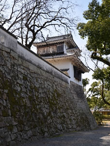 月見櫓は岡山城本丸跡に現存する唯一の櫓で、国の重要文化財に指定されています。