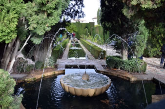 ヘネラリフェ庭園の中核をなすアセキアの中庭。噴水や水路が随所に見られることから「水の宮殿」とも呼ばれています。