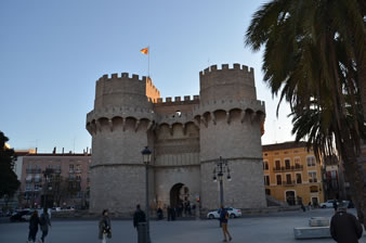 セラノスの塔はバレンシアの街への入口。（外側）