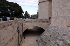 「セラノスの塔」。中世時代のバレンシアは壁に囲まれた街でした。今では、それらの壁はみることができませんが、セラノスの塔は防壁の一部として今でも残っています。