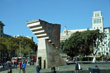 カタルーニァ広場（旧市街と新市街の境界に位置する広場）。