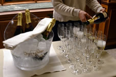 見学後、カヴァをご馳走になる。（カヴァはシャンパンと同じ伝統的製法で造られる、スペイン産のスパークリングワイン）。