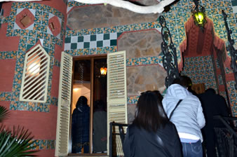 玄関、ガウディの初期の作品と知られる建物「カサ・ビセンス」