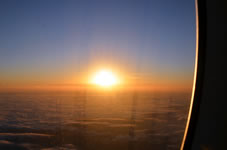 早朝、機内の窓から日の出を観ることができました。（着陸2時間前）