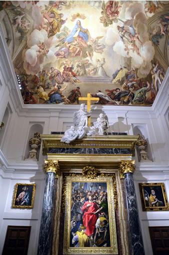 聖具室。（エル・グレコの初期の傑作で、キリストが十字架に架けられる直前の姿を描いた「聖具室には17世紀スペイン美術の巨匠エル・グレコの絵画『キリストの聖衣剥奪』をはじめ、キリストと十二使徒を描いた一連の作品が展示されています。

Toledo_Catedral-Sacristia_ElExpolio_ElGreco__4500094.jpg
▲エル・グレコがスペイン移住後の初仕事として製作した『キリストの聖衣剥奪』（1579年）。キリストが十字架に架けられる直前に衣服を剥がれる姿が色鮮やかに描かれています。（写真提供：スペイン政府観光局）

さらに、「カテドラル」とともに訪れたい「サント・トメ教会」には、『オルガス伯の埋葬』が残されています。20年の歳月を費やした大作で、エル・グレコの最高傑作といわれており、絵にはエル・グレコ自身や当時の著名人たちの姿がいきいきと描かれています。
」）