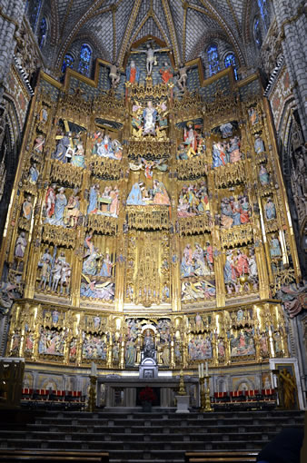高さ約30mの主祭壇にはキリストの生涯20場面を表した木彫りの衝立が置かれています。