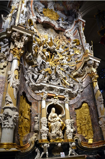 最大の見どころ、祭壇画の裏にあるチェリゲーラ様式と呼ばれるスペイン独自のバロック様式で、その傑作といわれる「トランスパレンテ」（ナルシソ・トメ作）があります。