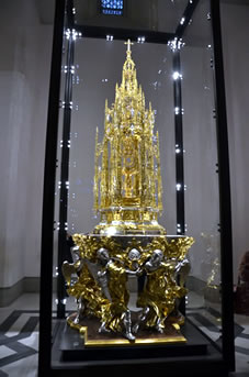 イサベル女王の王冠や金、銀、宝石などで飾られた聖体顕示台。