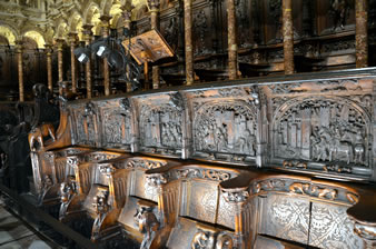 上下2段の聖歌隊席。（この彫刻は、キリスト教の再征服運動（レコンキスタ）が終結したグラナダ戦争がモチーフとなっています。）