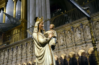 聖堂の中央にある白い微笑みのマリア像。