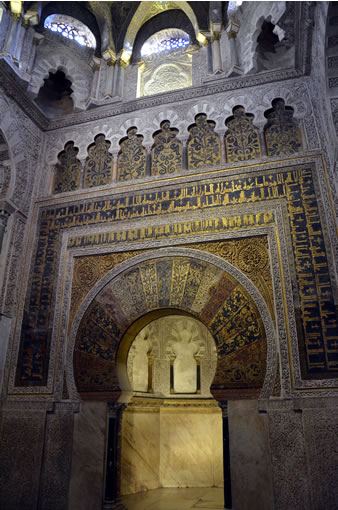 「ミフラーブ」とは、メッカの方角を示す壁のことで、モスクでもっとも重要な場所です。