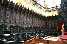 聖歌隊席（マヨール礼拝堂にはマホガニー材に緻密に彫られた109もの聖歌隊席）