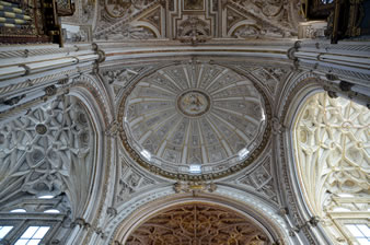 マヨール礼拝堂の円形天井（天井を見上げると、モスク部分の天井との対比ができます。）