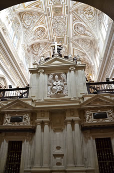 メスキータの中央部に造られたカテドラル。天国の鍵を持つバチカン初代法皇聖パウロ。