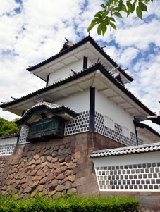 石川門は一般的な枡形構造の城門と同様に、一の門（高麗門）、二の門（櫓門）、続櫓と2層2階建ての石川櫓で構成された枡形門となっています。