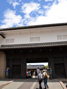 重要文化財に指定されている現在の石川門は、天明8年（1788）に再建されました。