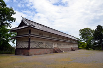 「三十間長屋」、本丸附段にある２層２階の多聞櫓で、石川門と同様に重要文化財に指定されています。