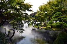  全長100ｍにわたり霧の涼風ミストを噴霧し涼を演出する「霧の日本庭園」。