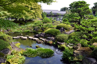 広大な池泉を廻る緑豊かな山水の庭が広がっています。