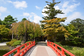 池泉に架かる風雅な赤橋。橋の朱色と紅葉の彩りが相まって、いかにも日本的な秋を見せてくれます。