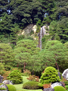 高さ15ｍの滝は「鶴亀の滝」人工の滝です。