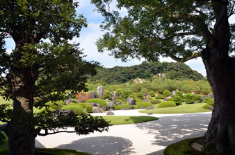 白砂青松庭は、横山大観の名作「白沙青松」をイメージした庭です。