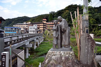 三朝小唄歌碑・モニュメント（三朝温泉のシンボル的な像で、三徳川にかかる三朝橋のたもとにあります）。