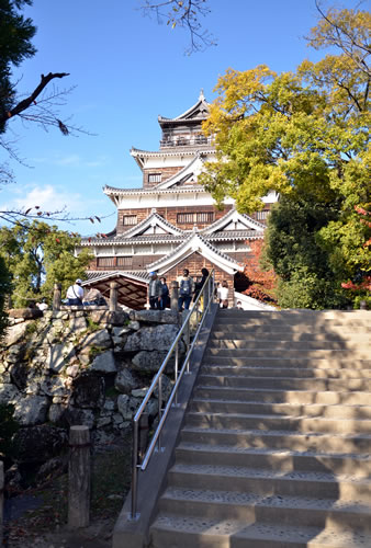 広島城は、太田川河口の三角州に、毛利輝元が築いた典型的な平城です。