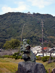 佐々木小次郎像と山上の岩国天守閣。