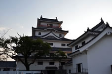 初代唐津藩主になった寺沢志摩守広高は慶長7年（1602年）から慶長13年（1608年）までの7年をかけて完成しました。